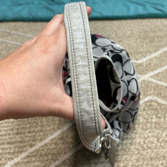 SUPER RARE! Coach Poppy Bucket Bag AND Coach matching wristlet! - Picture 8 of 12